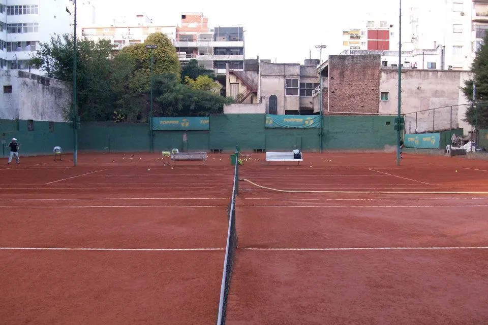 Aruba Club de Tenis — cancha en Flores